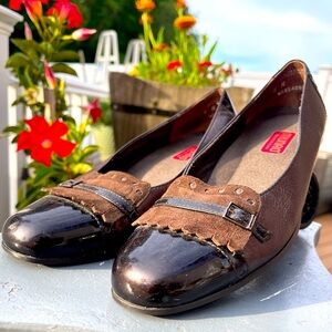 Munro Brown and Black Flats